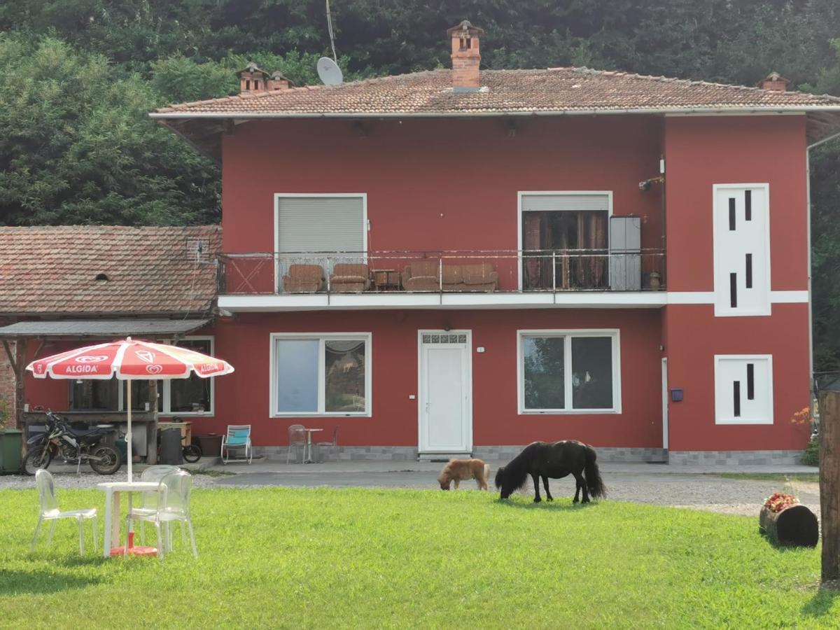 The Horse Hotel Pogno Exterior photo